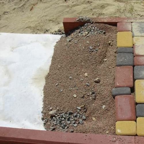 Геополотно используется для устройства садовых дорожек и тротуарной плитки